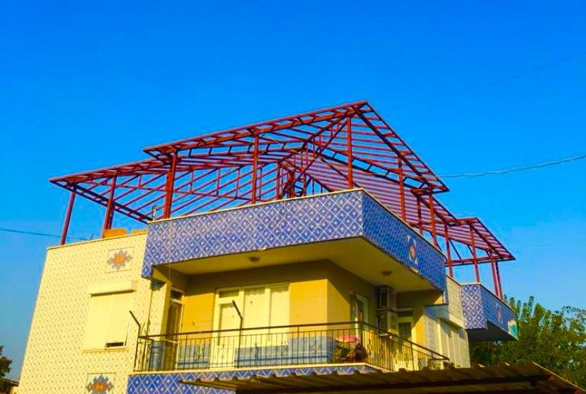 Bina üzerinde çelik çatı konstrüksiyonu